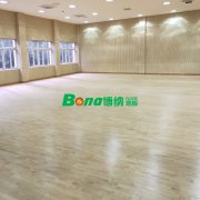 專業(yè)安裝是體育木地板的保障